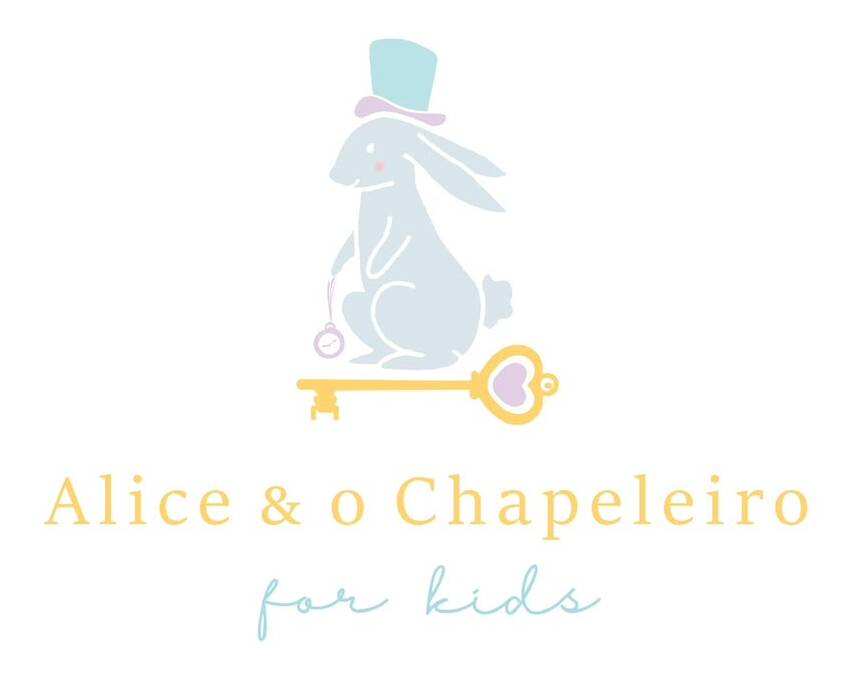 O coelho da Alice & o Chapeleiro com sua chave de coração